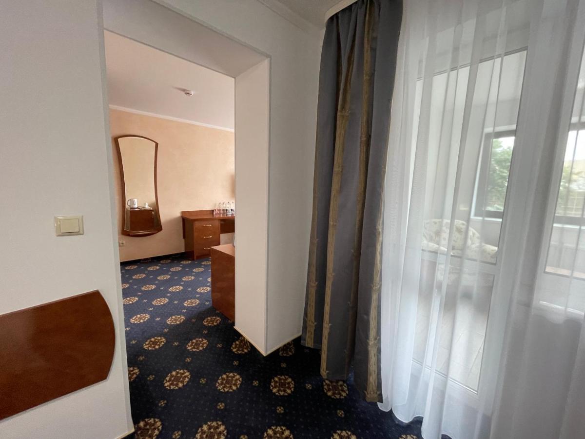 Hotel Complex Ukraine Lutsʼk Exterior foto